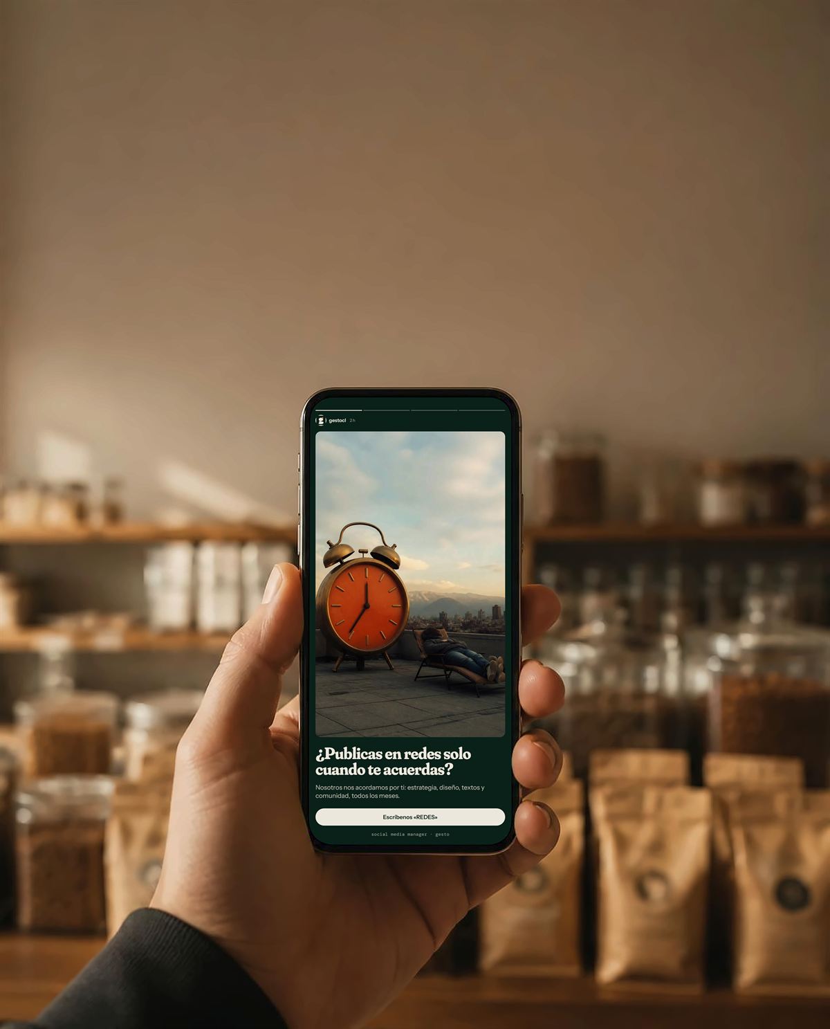 Mano sosteniendo un celular con una historia de Instagram de gesto