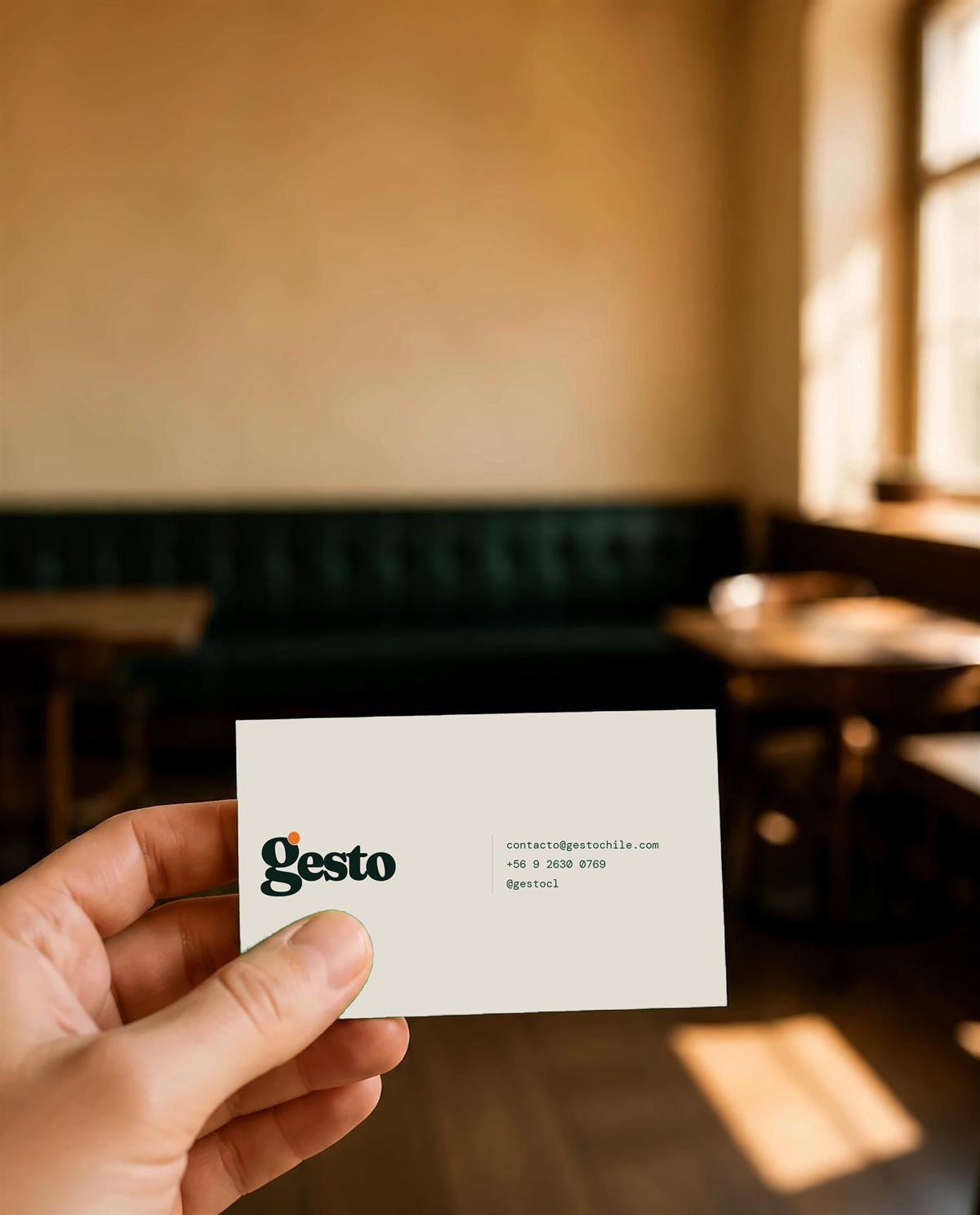 Mano sosteniendo la tarjeta de presentación de gesto con correo, teléfono e Instagram